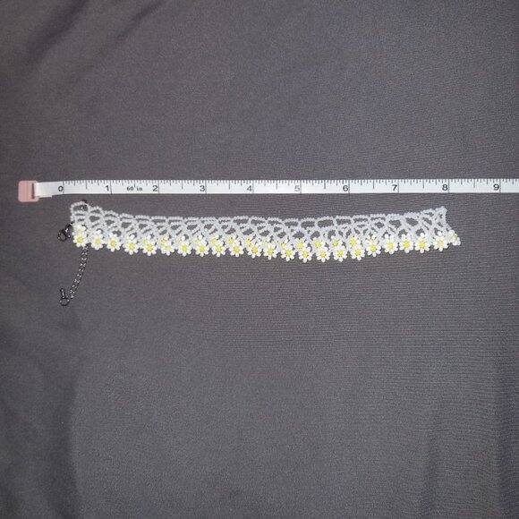 🌼 Hand-Woven Daisy Beaded Choker — Created with Passion - Picture 7 of 9
